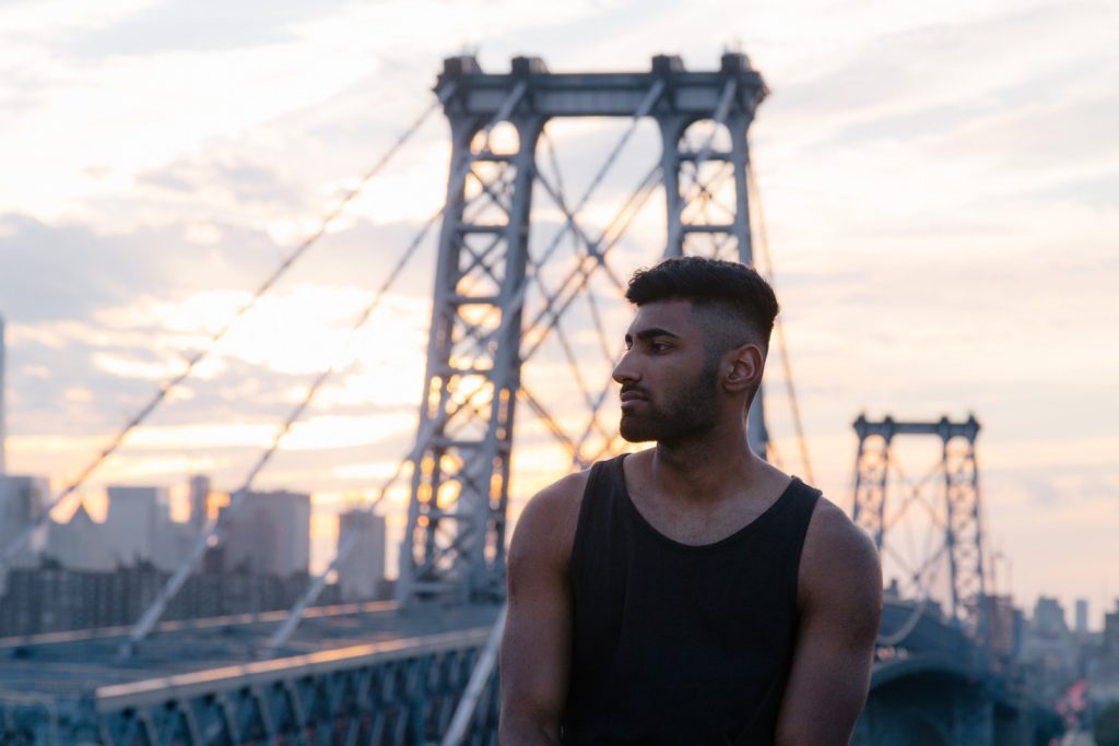 man on new york city bridge 4460x4460